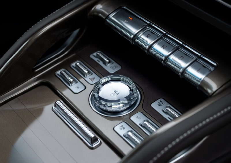 A crystal-inspired volume knob is shown in the center floor console of a 2024 Lincoln Nautilus® SUV. | Pilson Lincoln in Mattoon IL